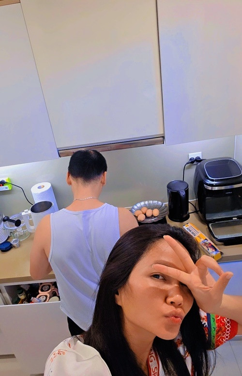 Mỗi ngày nếu không đi làm sớm Tuấn Khôi sẽ nấu ăn cho H'hen Niê, thường sẽ tìm món đơn giản, dễ chế biến.