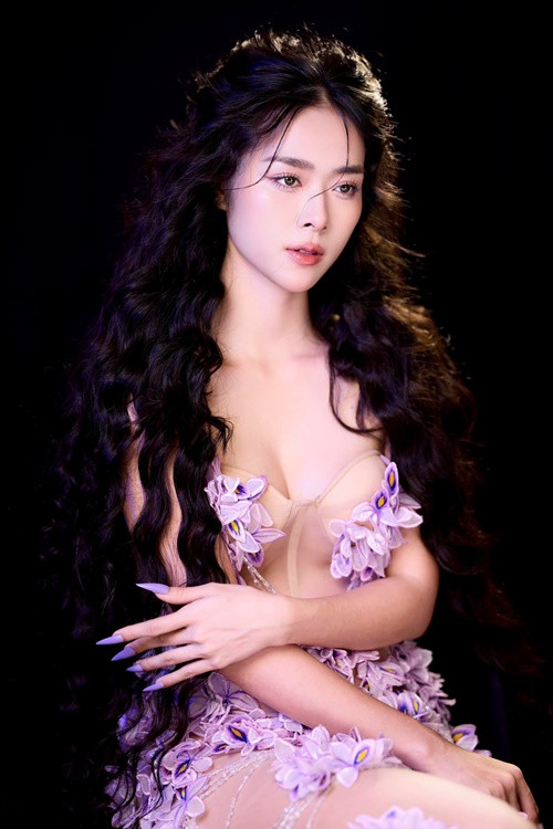 Diệp Bảo Ngọc chia sẻ trên Saostar, cô mặc gợi cảm chỉ là để thể hiện chất “đàn bà” trong con người chứ không phải là những trang phục quá hở hang.