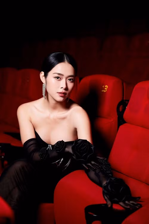 Hot girl đời đầu chuộng váy áo tôn vóc dáng nhưng không phô diễn hình thể quá đà.