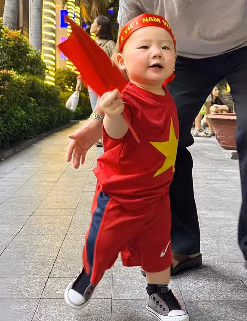 Bé Tino càng lớn càng kháu khỉnh.