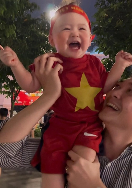 MC Tô Ny cho biết, vợ chồng anh sẽ dạy bé Tino về lòng yêu nước.