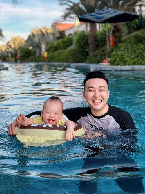 Vợ chồng Ngân Anh thường xuyên đưa con trai đi du lịch.