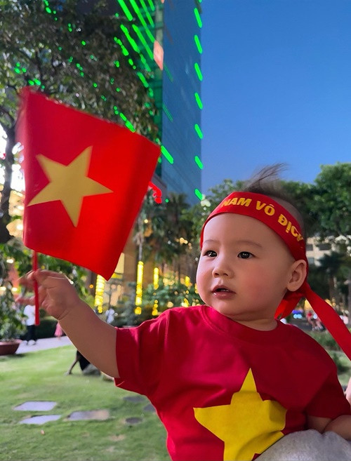 Ngân Anh chia sẻ, con trai là một em bé khỏe mạnh, ngoan ngoãn hiểu chuyện và tươi cười suốt ngày.