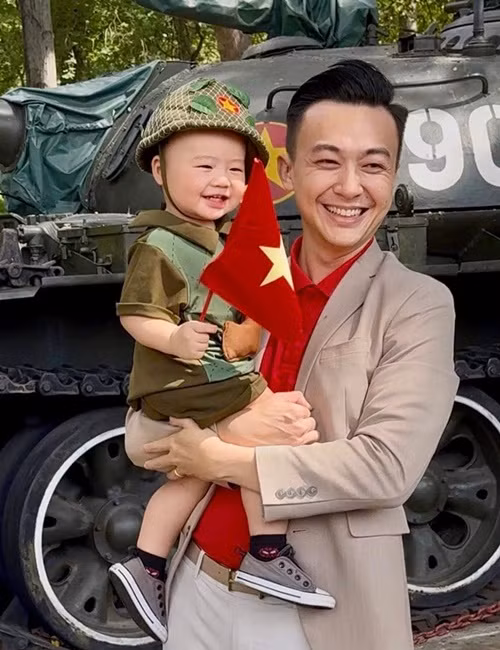  Hoa hậu Ngân Anh và MC Phan Tô Ny cho con trai Tino diện trang phục theo phong cách quân phục.