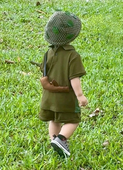 Chia sẻ loạt ảnh bé Tino hóa chiến sĩ, MC Tô Ny chú thích: "Quân trang đầy đủ, hàng ngũ chỉnh tề. Nhìn cũng khá là nam thần nha mấy cô chú".