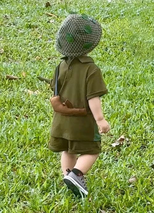 Chia sẻ loạt ảnh bé Tino hóa chiến sĩ, MC Tô Ny chú thích: "Quân trang đầy đủ, hàng ngũ chỉnh tề. Nhìn cũng khá là nam thần nha mấy cô chú".