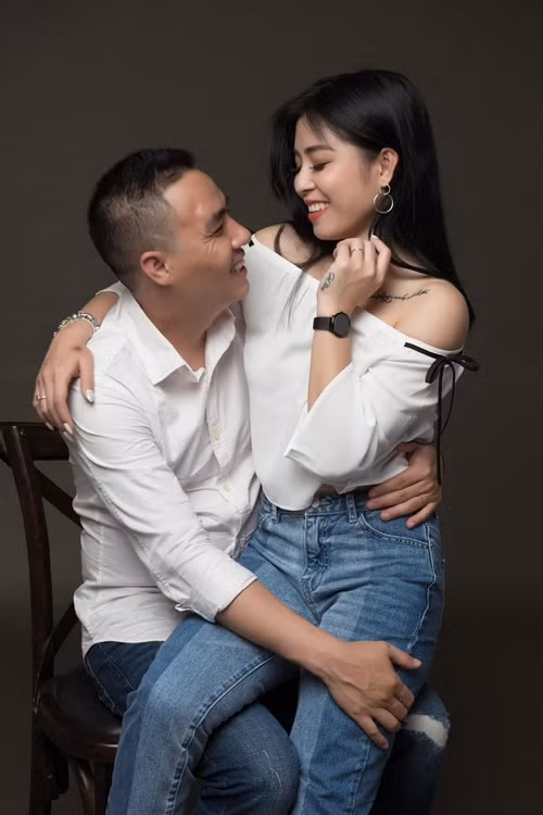 Quay phim Mạnh Hùng ghi điểm với hình ảnh người chồng yêu chiều vợ, người cha dượng thương yêu con riêng. Ảnh: FB Hoàng Linh.