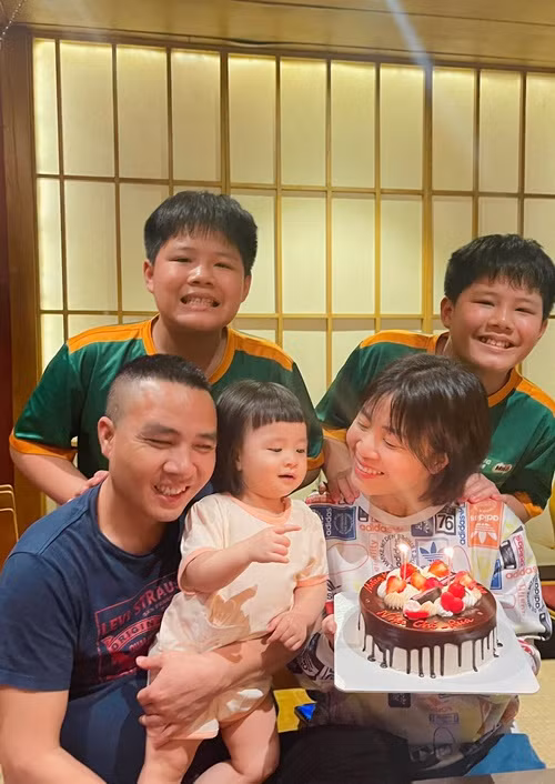 Trong cuộc phỏng vấn với Người Đưa Tin, Hoàng Linh cho biết, trong gia đình, cô luôn dành một sự tôn trọng lớn dành cho chồng, trước khi làm bất kỳ điều gì thì cũng sẽ trao đổi với anh. Ảnh: FB Hoàng Linh.