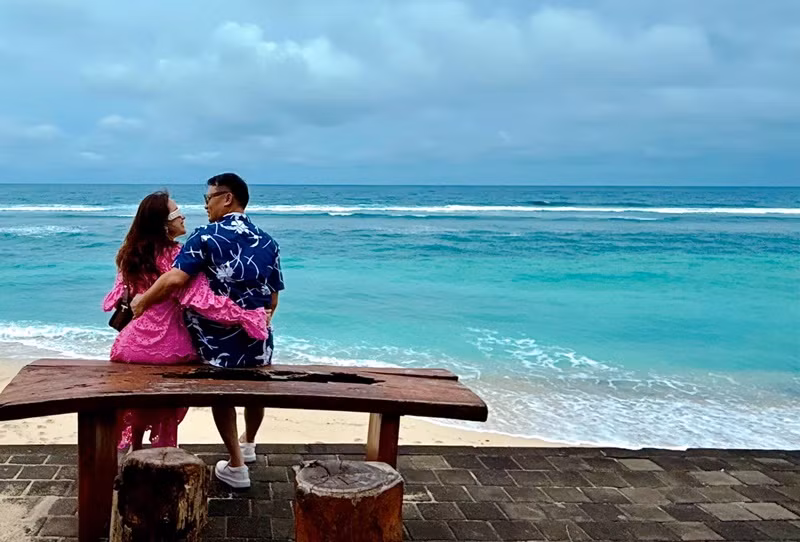 Vợ chồng Vân Hugo đi du lịch nước ngoài kỷ niệm 1 năm làm đám cưới. Ảnh: FB Vân Hugo.