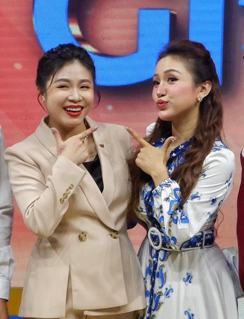 Mới đây, MC Vân Hugo và BTV Hoàng Linh (trái) bị một số cư dân mạng réo tên vì từng quảng cáo sữa HIUP. Trước đó, vào tháng 3/2024, Công ty TNHH Kinh doanh và Công nghệ Alama Việt Nam - đơn vị phân phối HIUP bị phạt 25 triệu đồng vì hành vi quảng cáo sai sự thật về công dụng của sản phẩm HIUP 27. Ảnh: FB Vân Hugo.