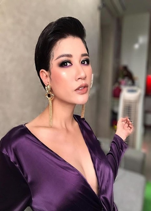 Năm 2021 trong livestream, người mẫu Trang Trần cho biết, cô bị Sở Thông tin - Truyền thông TPHCM xử phạt hành chính 7,5 triệu đồng vì phát ngôn phản cảm, không chuẩn mực, không phù hợp thuần phong mỹ tục. Ảnh: Dân Việt.