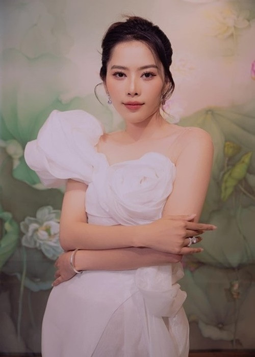 Trước Bích Hồng, không ít sao Việt trả giá đắt vì “vạ miệng”. Nam Em là một trong số đó. Tháng 3/2024, Nam Em bị phạt 37,5 triệu đồng vì các buổi livestream gây ồn ào. Đến tháng 4/2024, cô bị phạt 10 triệu đồng cũng vì các phát ngôn trên livestream. Ảnh: FB Nam Em.