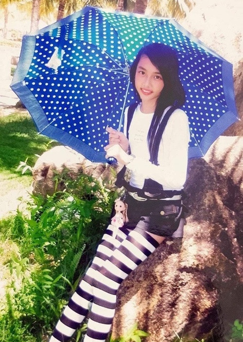 Thùy Tiên sống nhờ bà dì. Theo nàng hậu, lâu lâu bố mẹ của cô tới chơi, cho tiền, mua cho ít đồ. Đối với Thùy Tiên, việc bà dì cưu mang suốt nhiều năm là cái ơn quá lớn. Ảnh: Người Đưa Tin.