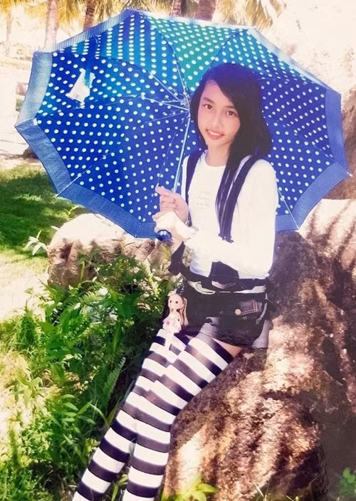 Thùy Tiên sống nhờ bà dì. Theo nàng hậu, lâu lâu bố mẹ của cô tới chơi, cho tiền, mua cho ít đồ. Đối với Thùy Tiên, việc bà dì cưu mang suốt nhiều năm là cái ơn quá lớn. Ảnh: Người Đưa Tin.