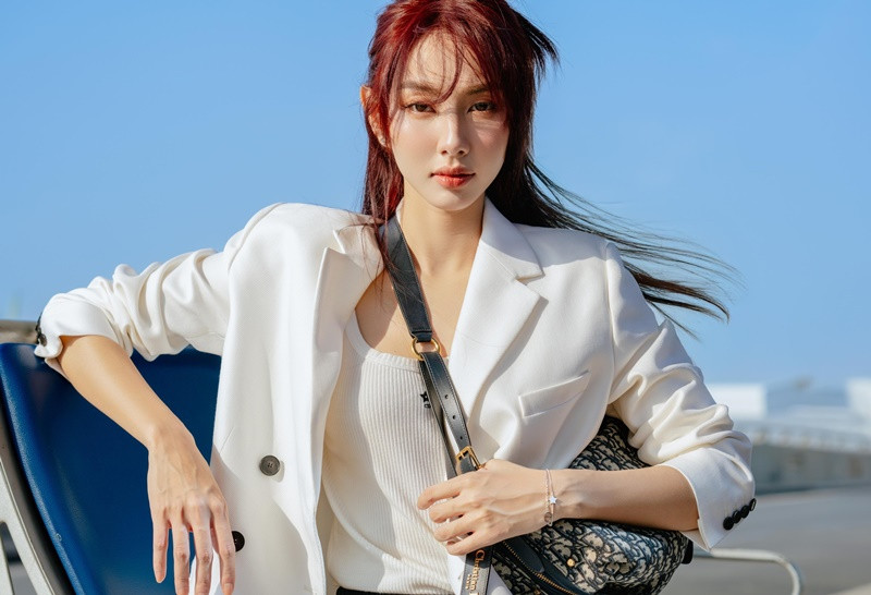 Mới đây, Thùy Tiên bị phạt 25 triệu đồng do vi phạm quy định về quảng cáo sản phẩm kẹo rau củ Kera. Nàng hậu còn bị cơ quan chức năng tạm hoãn xuất cảnh từ ngày 15/3/2025 đến ngày 15/5/2025. Lý do được đưa ra là nhằm phục vụ công tác xác minh, điều tra liên quan đến những vấn đề có liên quan đến Thùy Tiên. Ảnh: FB Thùy Tiên.