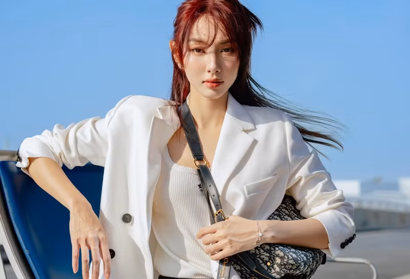 Mới đây, Thùy Tiên bị phạt 25 triệu đồng do vi phạm quy định về quảng cáo sản phẩm kẹo rau củ Kera. Nàng hậu còn bị cơ quan chức năng tạm hoãn xuất cảnh từ ngày 15/3/2025 đến ngày 15/5/2025. Lý do được đưa ra là nhằm phục vụ công tác xác minh, điều tra liên quan đến những vấn đề có liên quan đến Thùy Tiên. Ảnh: FB Thùy Tiên.