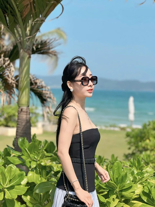 Phong cách thời trang của Thùy Anh quyến rũ, hiện đại.