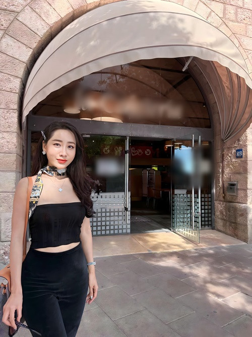 Nữ diễn viên sinh năm 1987 chuộng váy áo ôm sát hoặc cúp ngực khoe vóc dáng chữ S.