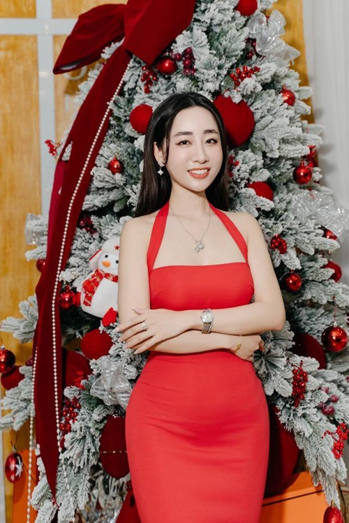 Bạn gái Ngọc Quỳnh ngày càng trẻ đẹp, gợi cảm.