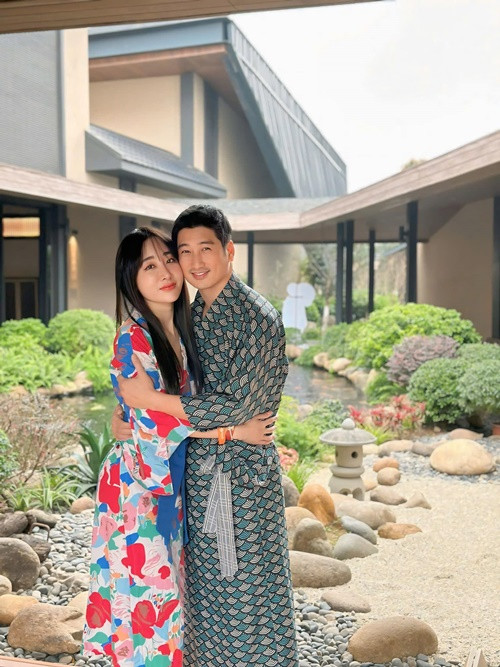 Nam diễn viên phim Hoa hồng trên ngực trái chia sẻ trên Tiền Phong, Thùy Anh có nhiều điều khiến anh có thể học hỏi. "Chúng tôi không phải bộ đôi đầu tiên của nhà hát. Tuy nhiên, đó không phải điều tiên quyết để chúng tôi thành đôi. Việc có thể thấu hiểu, thông cảm, chia sẻ được với đối phương mới là điều quan trọng. Chúng tôi cũng hỗ trợ mọi mặt trong cuộc sống", Ngọc Quỳnh nói thêm.