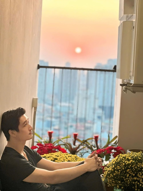 Ở nhà, Ngọc Quỳnh không ngại vào bếp nấu ăn. "Đi làm về đã có anh nấu cơm. Ngôi nhà ấm cúng và sạch sẽ vì có anh. Bình yên ở đây chẳng đâu xa vời", Thùy Anh hạnh phúc viết.