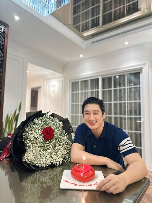 Nam diễn viên phim Hoa hồng trên ngực trái đón tuổi mới bên bạn gái trong tổ ấm.