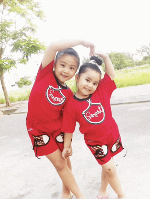 Hai con gái của Quyền Linh là Mai Thảo Linh (Lọ Lem, sinh năm 2006) và Mai Thảo Ngọc (Hạt Dẻ, sinh năm 2008). Ảnh: FB Quyền Linh.