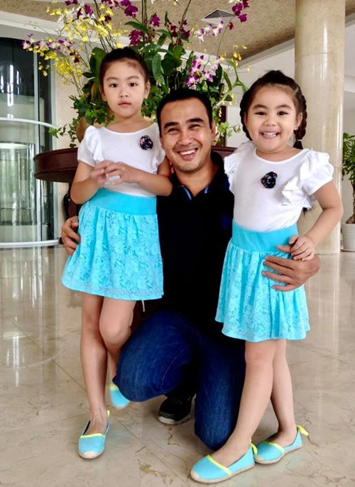 Mới đây, theo Dân Việt, MC Quyền Linh gửi đơn đề nghị đến Hội Điện ảnh Việt Nam. Trong đơn, nam MC cho biết, anh bị cắt ghép hình ảnh quảng cáo sữa giả. Sự việc này khiến anh và hai con gái bị một số tài khoản mạng xã hội công kích. Quyền Linh đề nghị được bảo vệ. Ảnh: FB Dạ Thảo.