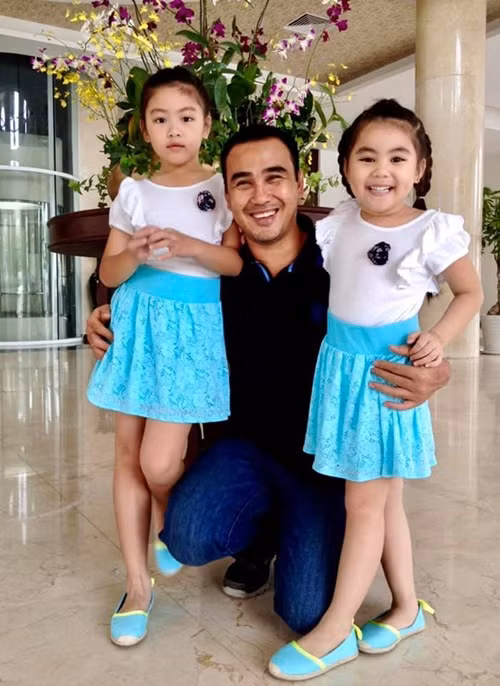 Mới đây, theo Dân Việt, MC Quyền Linh gửi đơn đề nghị đến Hội Điện ảnh Việt Nam. Trong đơn, nam MC cho biết, anh bị cắt ghép hình ảnh quảng cáo sữa giả. Sự việc này khiến anh và hai con gái bị một số tài khoản mạng xã hội công kích. Quyền Linh đề nghị được bảo vệ. Ảnh: FB Dạ Thảo.