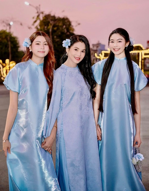 Hạt Dẻ và Lọ Lem thừa hưởng những nét đẹp của mẹ. Ảnh: FB Dạ Thảo.