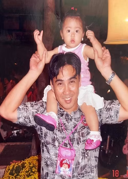 Hình ảnh Lọ Lem bụ bẫm ngày bé bên Quyền Linh. Ảnh: FB Dạ Thảo.