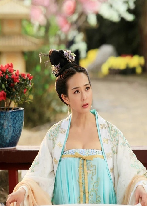 Trương Quân Ninh đóng nữ bác sĩ trẻ Quan Hân trong Tòa tháp trắng, Tô Mạn trong Thời gian đẹp nhất, Từ Huệ trong Võ Mỵ Nương truyền kỳ, Du Phi Hải Lan trong Như Ý Truyện. Ảnh: Dân Việt.