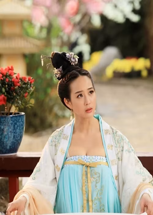 Trương Quân Ninh đóng nữ bác sĩ trẻ Quan Hân trong Tòa tháp trắng, Tô Mạn trong Thời gian đẹp nhất, Từ Huệ trong Võ Mỵ Nương truyền kỳ, Du Phi Hải Lan trong Như Ý Truyện. Ảnh: Dân Việt.