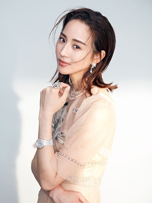 Trương Quân Ninh có ông nội từng là một thương nhân thành công, cha là Giáo sư khoa Xã hội học tại Đại học quốc gia Đài Loan, mẹ là nhà văn. Ảnh: Elle.