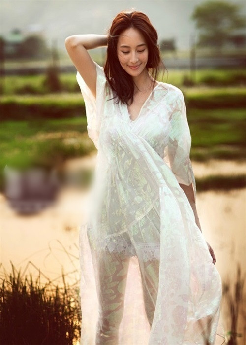 Trương Quân Ninh trẻ trung, gợi cảm. Bành Vu Yến từng gọi cô là "nữ thần". Hà Nhuận Đông khen Trương Quân Ninh quá hoàn hảo đến mức anh chẳng dám lại gần. Ảnh: Dân Việt.