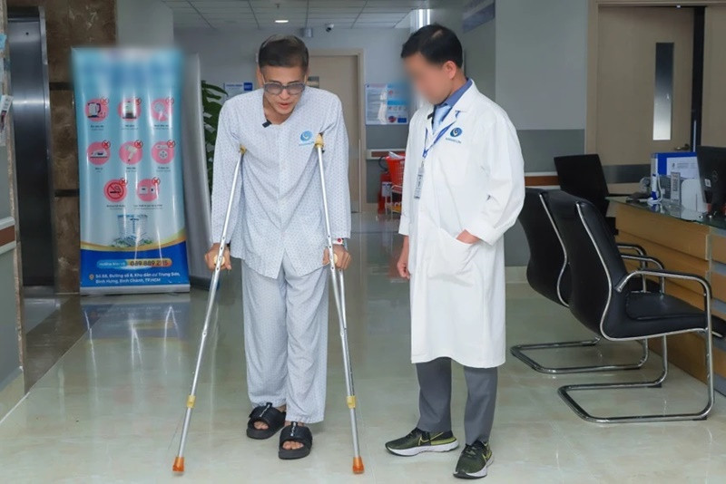 Theo Pháp Luật TP HCM, trong khi di chuyển vào khu vực sự kiện tại Bảo Lộc (Lâm Đồng) lúc 4h30, MC Thanh Bạch rơi xuống mương thoát nước. Khi cố gắng đứng dậy, anh ngồi lên một hòn đá không vững, dẫn đến cú ngã thứ hai. Ảnh: Pháp Luật TP HCM.