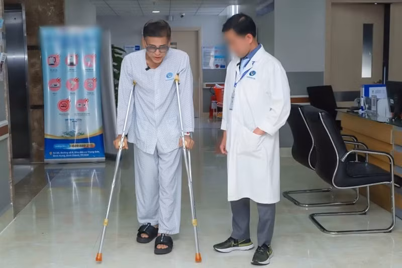 Theo Pháp Luật TP HCM, trong khi di chuyển vào khu vực sự kiện tại Bảo Lộc (Lâm Đồng) lúc 4h30, MC Thanh Bạch rơi xuống mương thoát nước. Khi cố gắng đứng dậy, anh ngồi lên một hòn đá không vững, dẫn đến cú ngã thứ hai. Ảnh: Pháp Luật TP HCM.