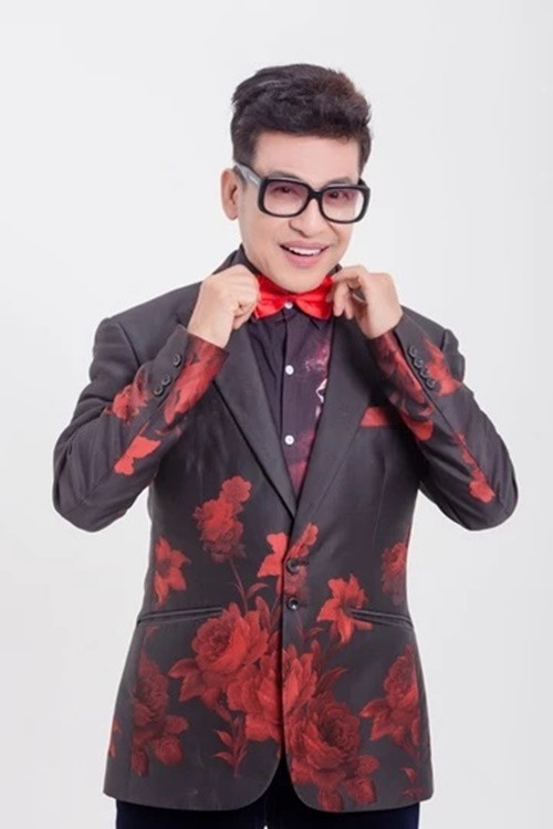 Sức khỏe của Thanh Bạch đã ổn định. Nam MC hiện tại vẫn phải sử dụng nạng khi di chuyển. Ảnh: FB Thanh Bạch.