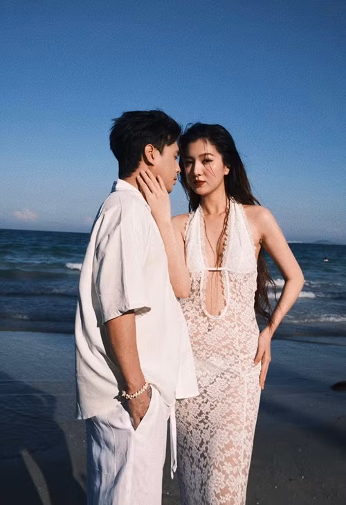 Nam ca sĩ Không cảm xúc diện trang phục trắng cùng tông màu với váy áo dạo biển xuyên thấu của Tuệ Như. Ảnh: FB Hồ Quang Hiếu.