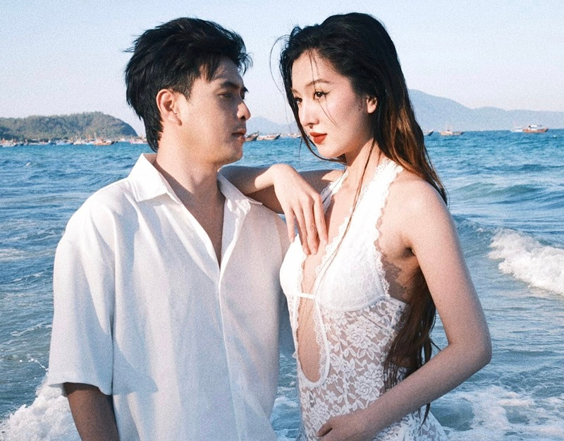 Hồ Quang Hiếu dành lời ngọt ngào cho vợ. "Giữa cuộc đời hàng ngàn cám dỗ, anh chỉ cần bến đỗ cuối cùng là em", nam ca sĩ viết. Ảnh: FB Hồ Quang Hiếu.