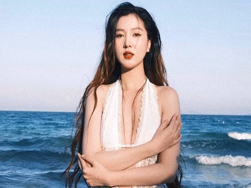 Nữ người mẫu gợi cảm cuốn hút sau 4 tháng sinh con trai đầu lòng. Ảnh: FB Tuệ Như.