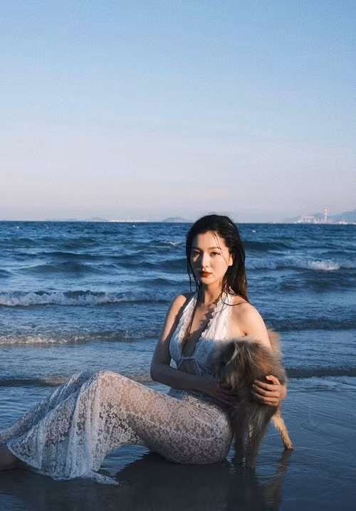 Tuệ Như khoe dáng gợi cảm trên biển với váy áo táo bạo. Ảnh: FB Tuệ Như.