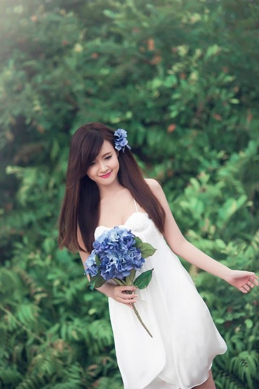 Nhan sắc Midu ở tuổi đôi mươi đầy trong sáng, ngọt ngào. Năm 18 tuổi, người đẹp giành giải quán quân cuộc thi Hot V-teen. Midu khẳng định vẻ đẹp của cô không qua "dao kéo". Ảnh: FB Midu.