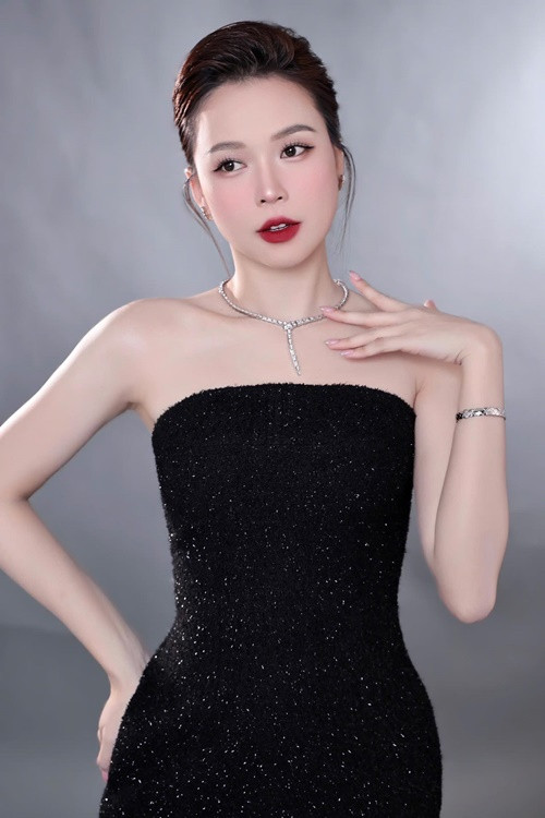 Sam lột xác gợi cảm từ năm 2016 khiến nhiều người bất ngờ. Năm 2024, cô sinh hai con. Chỉ sau 3 tháng sinh nở, Sam giảm 20 kg. Nhiều người khen ngợi cô sở hữu vẻ đẹp mặn mà từ khi làm mẹ. Ảnh: FB Sam.