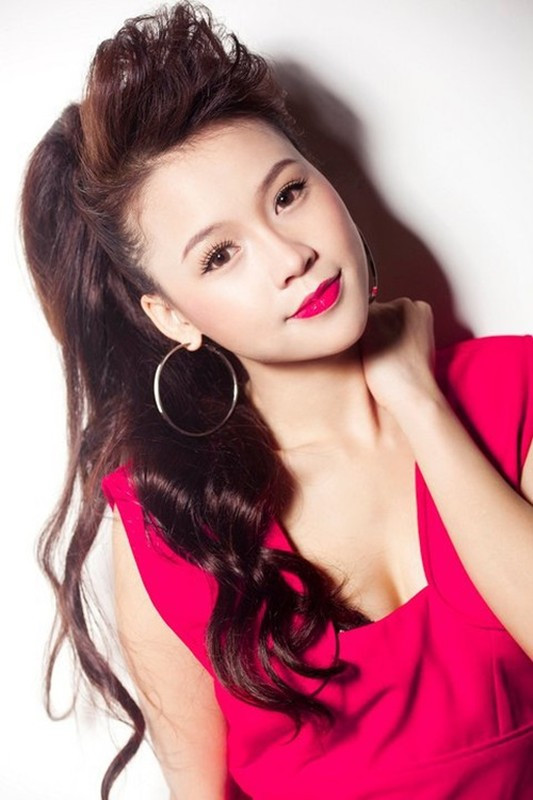 Là hot girl đời đầu, Sam tên thật là Nguyễn Hà My, sinh năm 1990. Cô nổi lên sau khi đoạt quán quân Ngôi sao thời trang 2008. Hot girl sinh năm 1990 sở hữu gương mặt xinh xắn, theo đuổi phong cách ngọt ngào, trẻ trung. Ảnh: FB Sam.