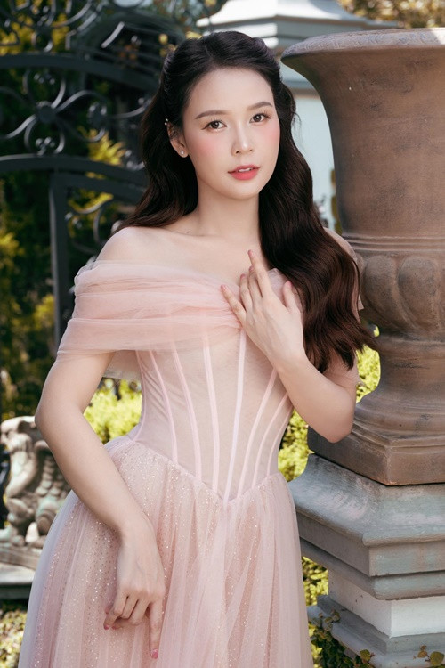 Tài sản của Sam không phải dạng vừa. Người đẹp có trong tay 50 tỷ đồng khi 27 tuổi. Năm 2015, Sam mua được một căn hộ khang trang tại Quận 7. Năm 2022, cô khoe bản vẽ demo căn biệt thự mới. Nhiều người cho rằng khi hoàn thiện, biệt thự không dưới 10 tỷ đồng. Để tiện cho việc đi lại, Sam tậu một chiếc xế hộp 2,6 tỷ đồng và một chiếc xe thể thao BMW i8 hơn 7 tỷ đồng. Ảnh: FB Sam.