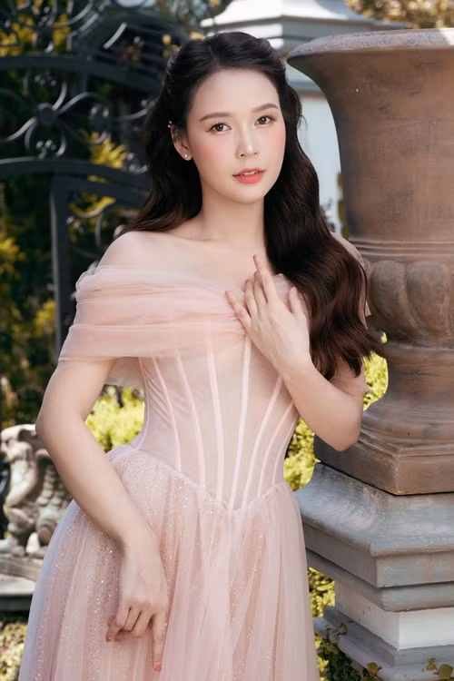 Tài sản của Sam không phải dạng vừa. Người đẹp có trong tay 50 tỷ đồng khi 27 tuổi. Năm 2015, Sam mua được một căn hộ khang trang tại Quận 7. Năm 2022, cô khoe bản vẽ demo căn biệt thự mới. Nhiều người cho rằng khi hoàn thiện, biệt thự không dưới 10 tỷ đồng. Để tiện cho việc đi lại, Sam tậu một chiếc xế hộp 2,6 tỷ đồng và một chiếc xe thể thao BMW i8 hơn 7 tỷ đồng. Ảnh: FB Sam.