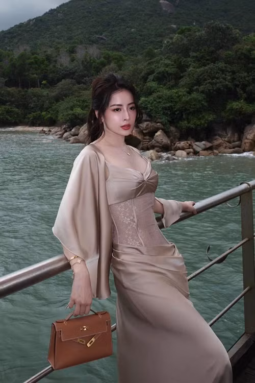 Năm 2018, Chi Pu tậu một căn hộ chung cư sang trọng ở quận 2, TP HCM, có giá gần 4 tỷ đồng. Năm 2021, cô liên tục đăng tải hình ảnh tại một căn hộ sang trọng và xa xỉ nằm ở quận 3, TP HCM. Năm 2015, Chi Pu tậu xe hơi gần 2 tỷ đồng. Năm 2018, cô còn mua một chiếc xe hơi hạng sang để thuận tiện cho việc di chuyển xa. Bên cạnh đó, Chi Pu sở hữu bộ sưu tập hàng hiệu đáng mơ ước. Ảnh: FB Chi Pu.