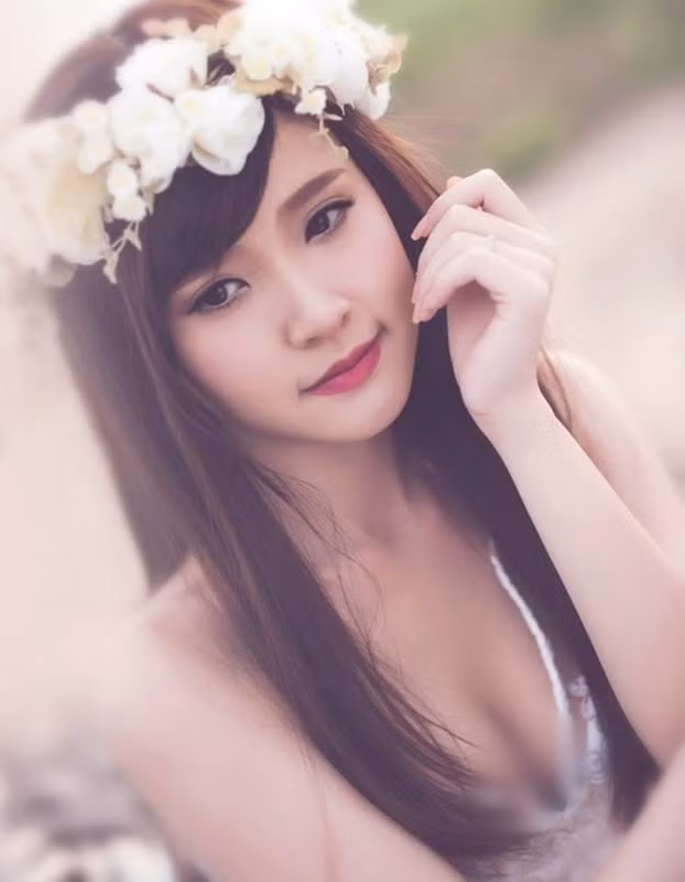  Hot girl Midu tên thật là Đặng Thị Mỹ Dung, sinh năm 1989. Do sở hữu chiếc mũi cao, cô từng bị bạn học chê. Ảnh: FB Midu.