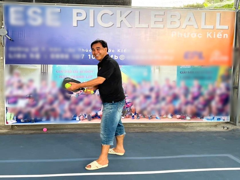 Quyền Linh không mê đồ hiệu mà chỉ sắm đồ từ những thương hiệu có mức giá vừa phải. Ngoài ra, anh thích đi dép tổ ong. Ảnh: FB Quyền Linh.